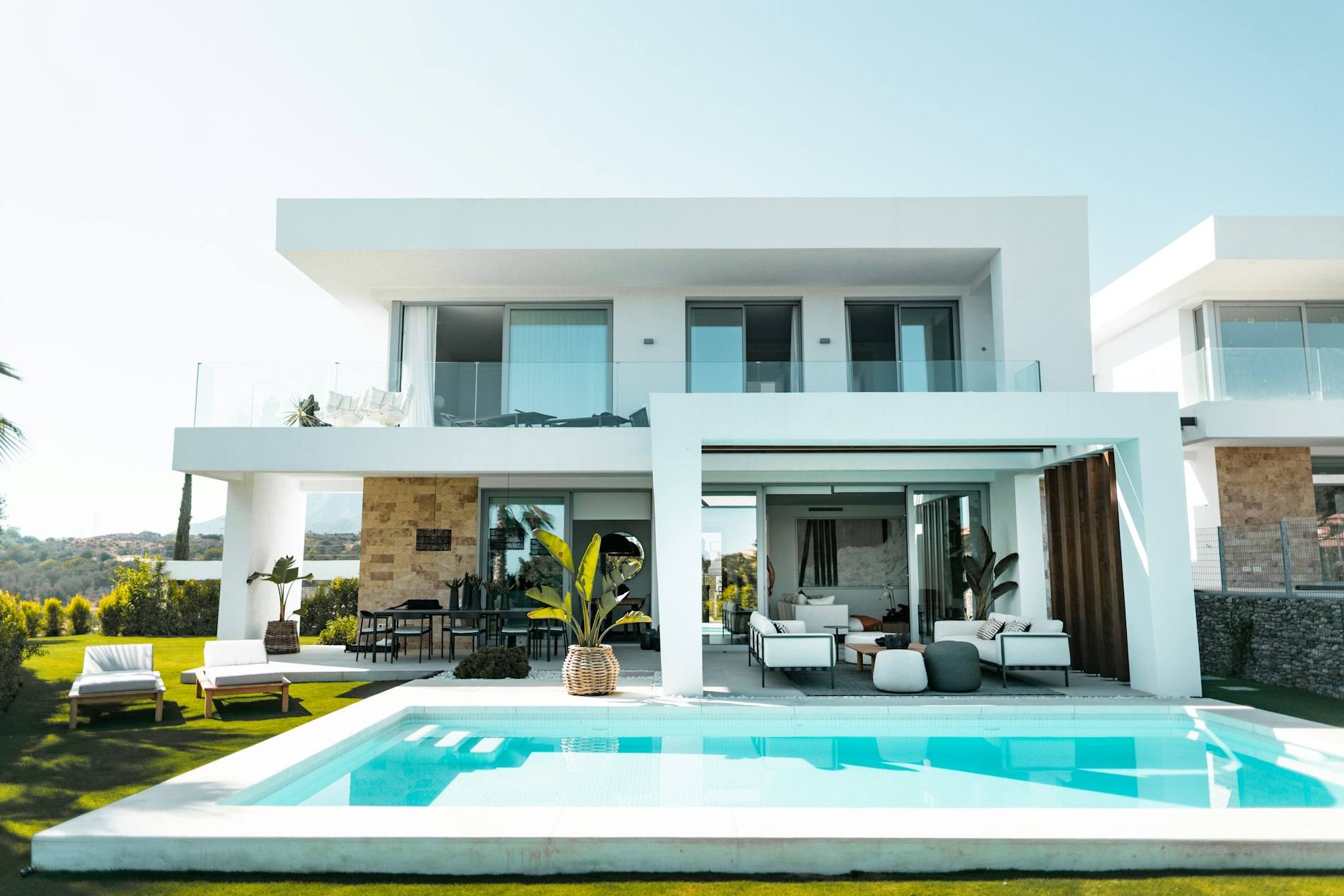 Residencia moderna con fachada de vidrio