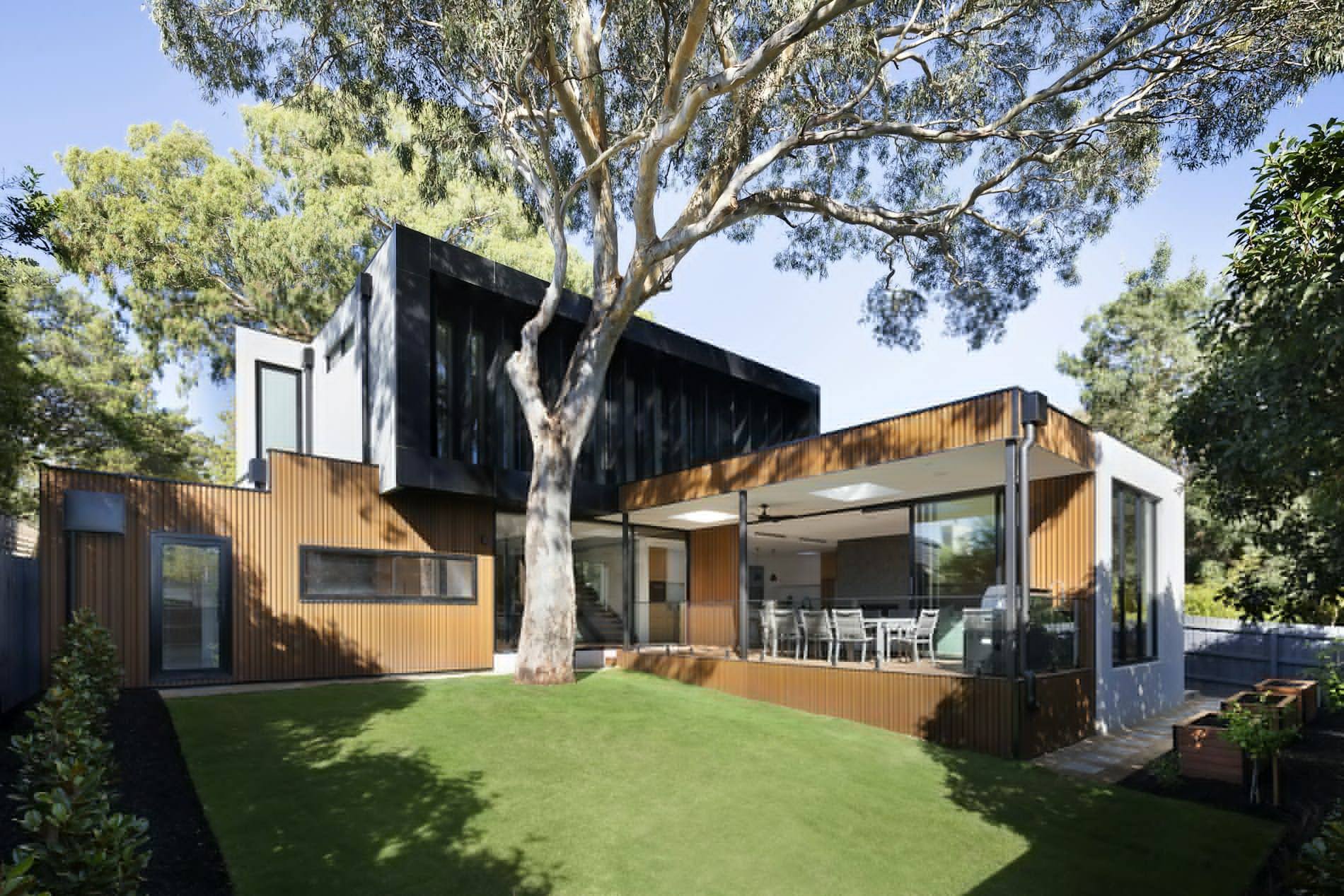 Casa moderna con ventanales de aluminio