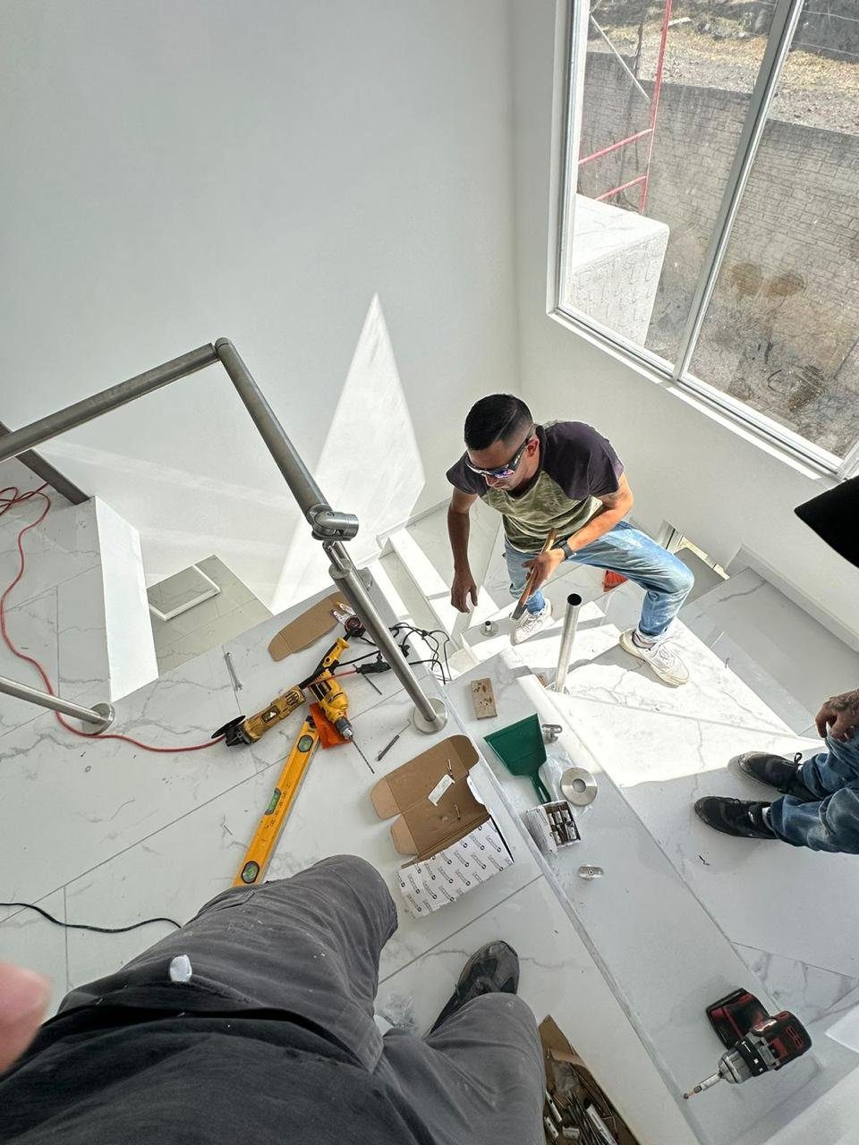Instalación de baranda de acero en una escalera