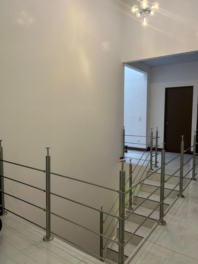 Baranda de acero inoxidable instalada en la escalera de una casa