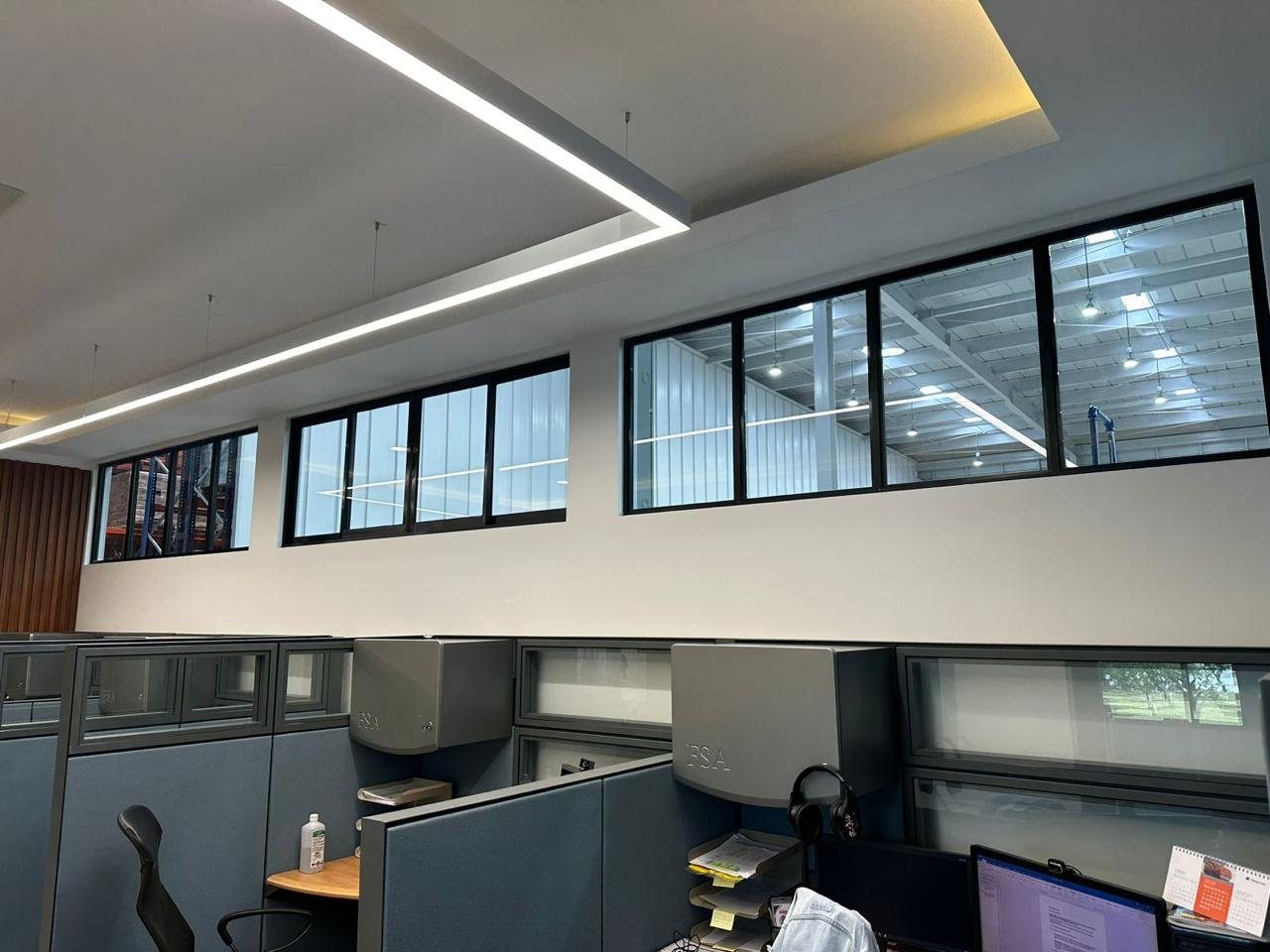 Oficinas con ventanas altas en sistema 5020