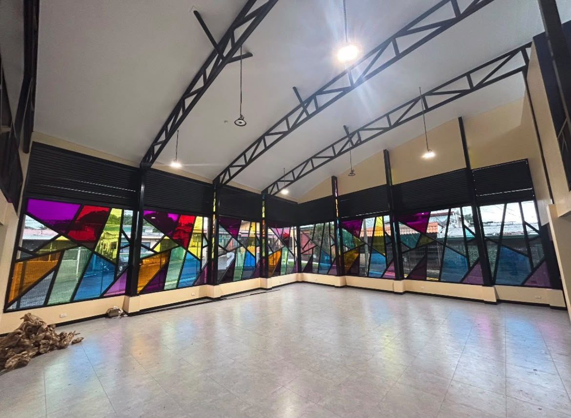 Salón con división de vidrio laminado de colores