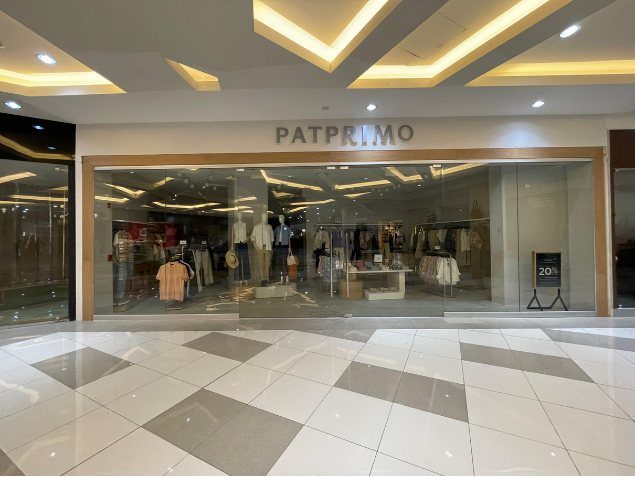 Fachada de vidrio de la tienda Patprimo