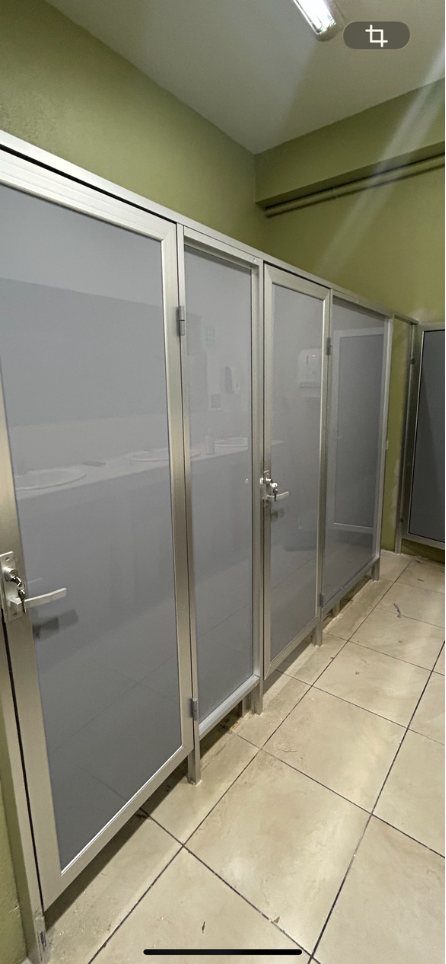 Divisiones de baño en vidrio esmerilado y aluminio