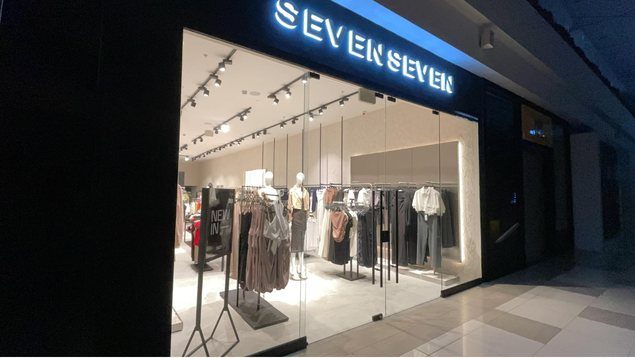 Fachada de vidrio templado de la tienda Seven Seven